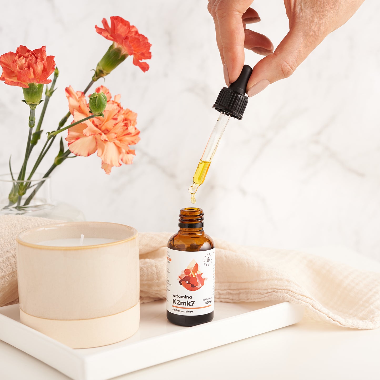 Witamina K2MK7 krople (30ml) Składniki aktywne w dziennej porcji	6 kropli	RWS Witamina K	90 µg	120% Witamina D3 FORTE (2000IU) MCT-Oil krople (50ml) Składniki aktywne w dziennej porcji	1 kropla	RWS Witamina D	50 µg (2000 IU)	1000%